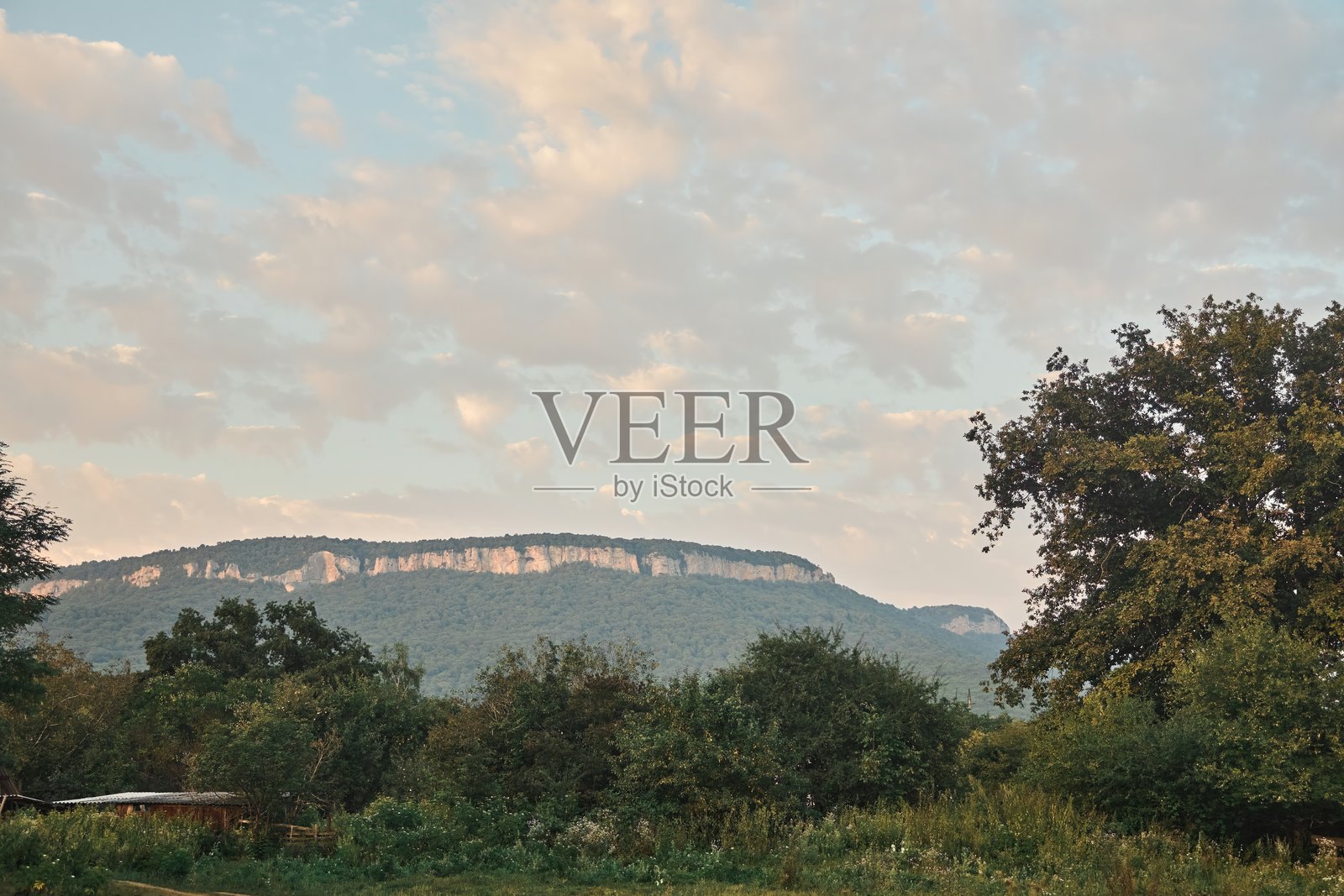 山的风景。农村地区。树和草。初秋。日落时间照片摄影图片