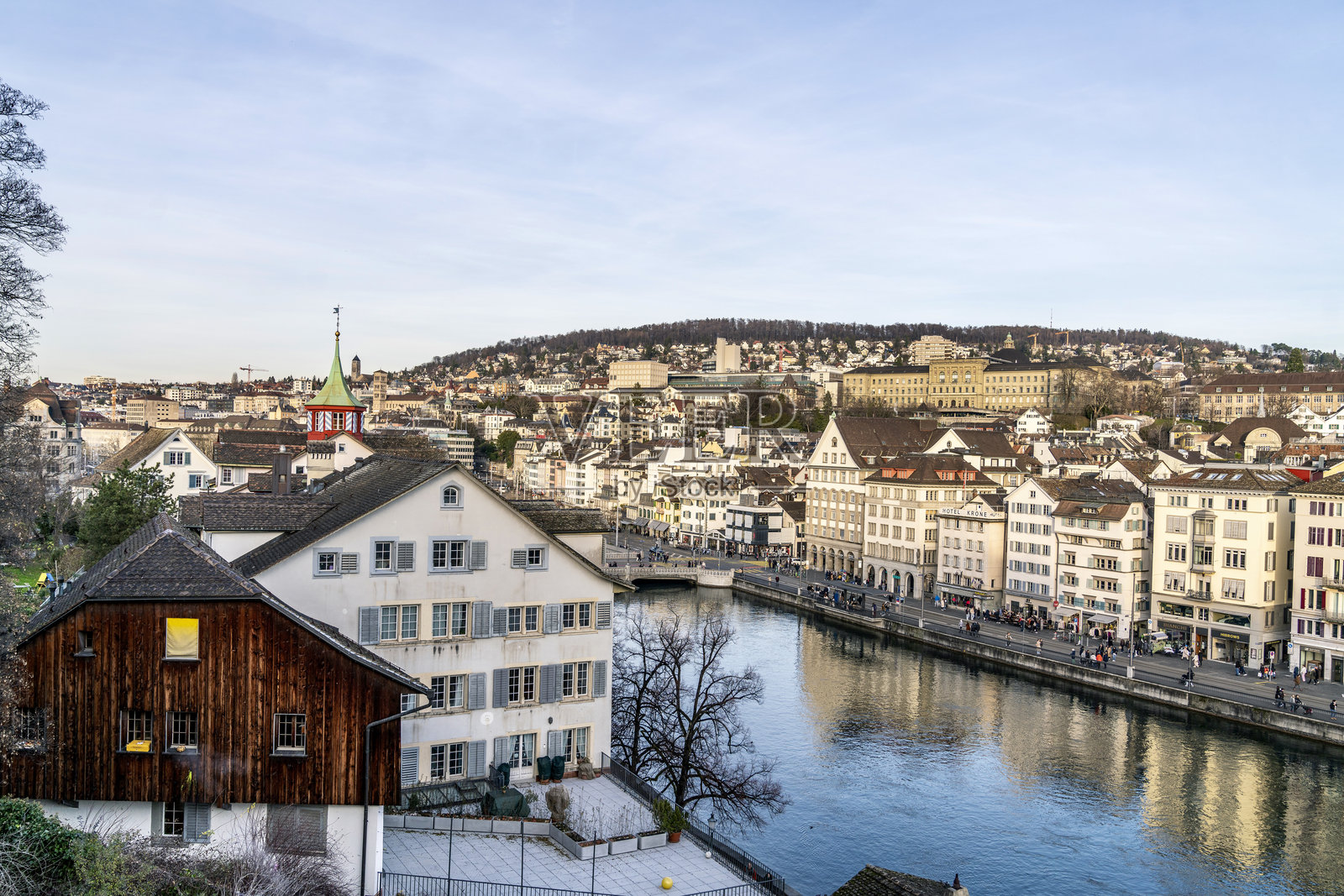 全景历史苏黎世市中心与著名的利马特河和明斯特在苏黎世湖在一个阳光明媚的冬日，瑞士照片摄影图片