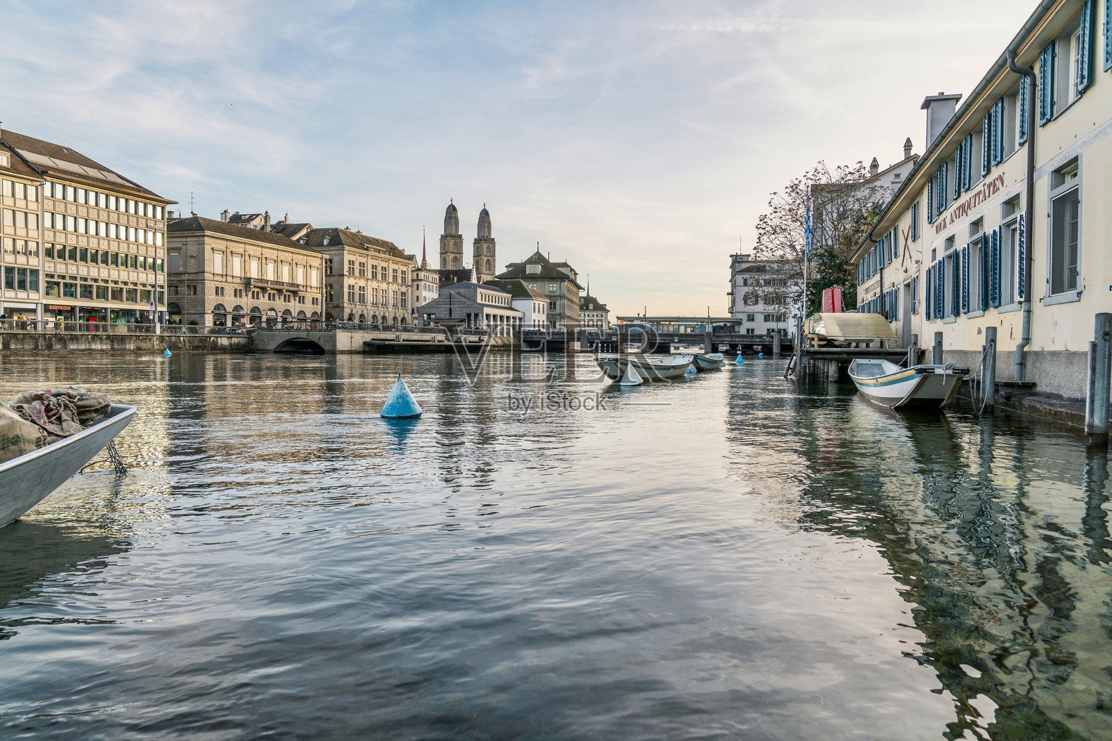 全景历史苏黎世市中心与著名的利马特河和明斯特在苏黎世湖在一个阳光明媚的冬日，瑞士照片摄影图片