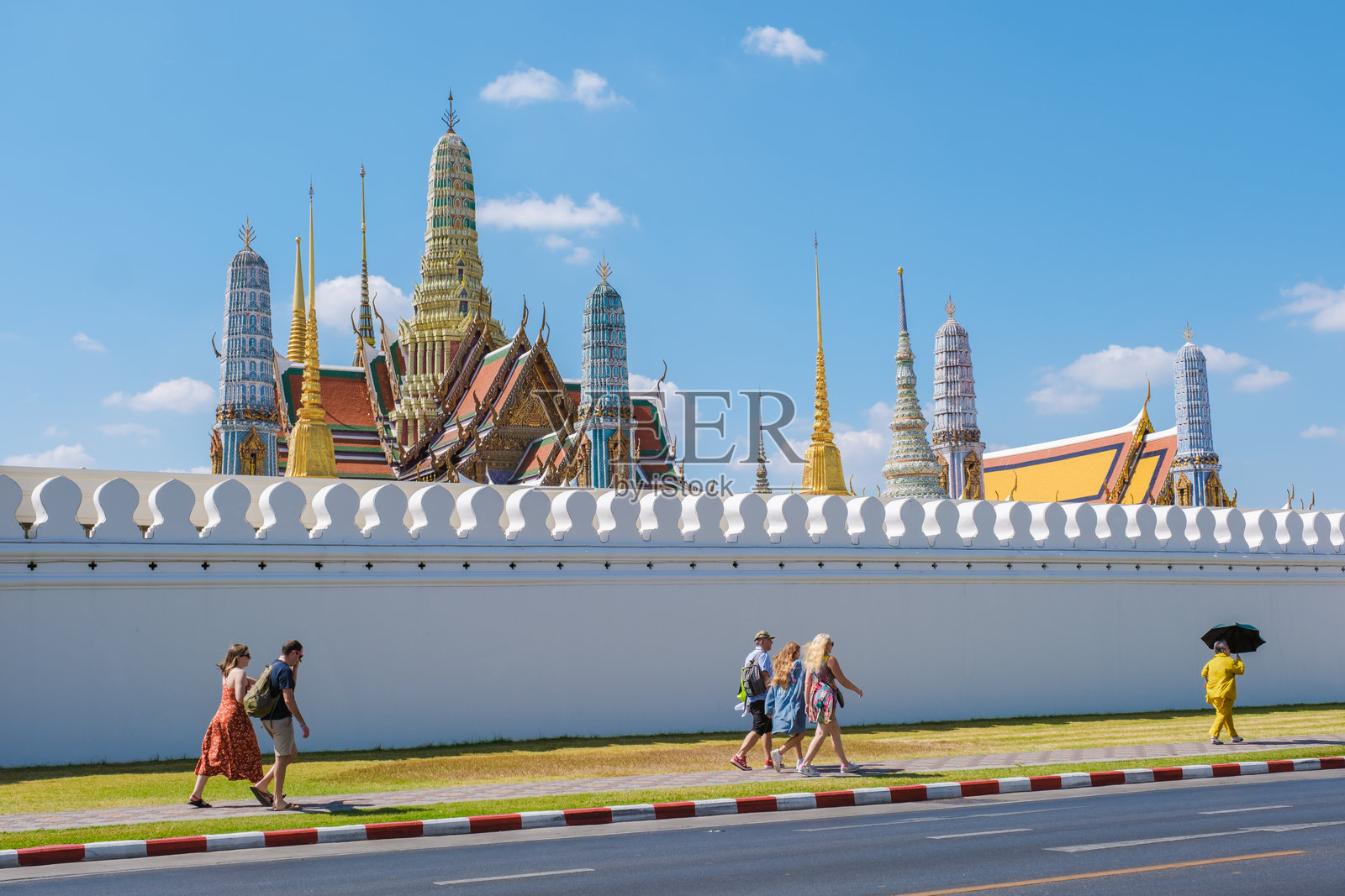 在曼谷翡翠佛寺附近的历史街道上充满活力的漫步照片摄影图片