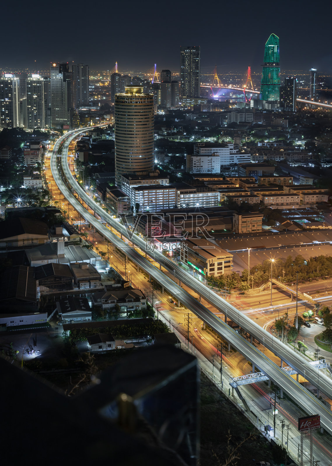 日落后的夜景，明亮的灯光闪烁。曼谷道路上汽车的光轨夜景。照片摄影图片