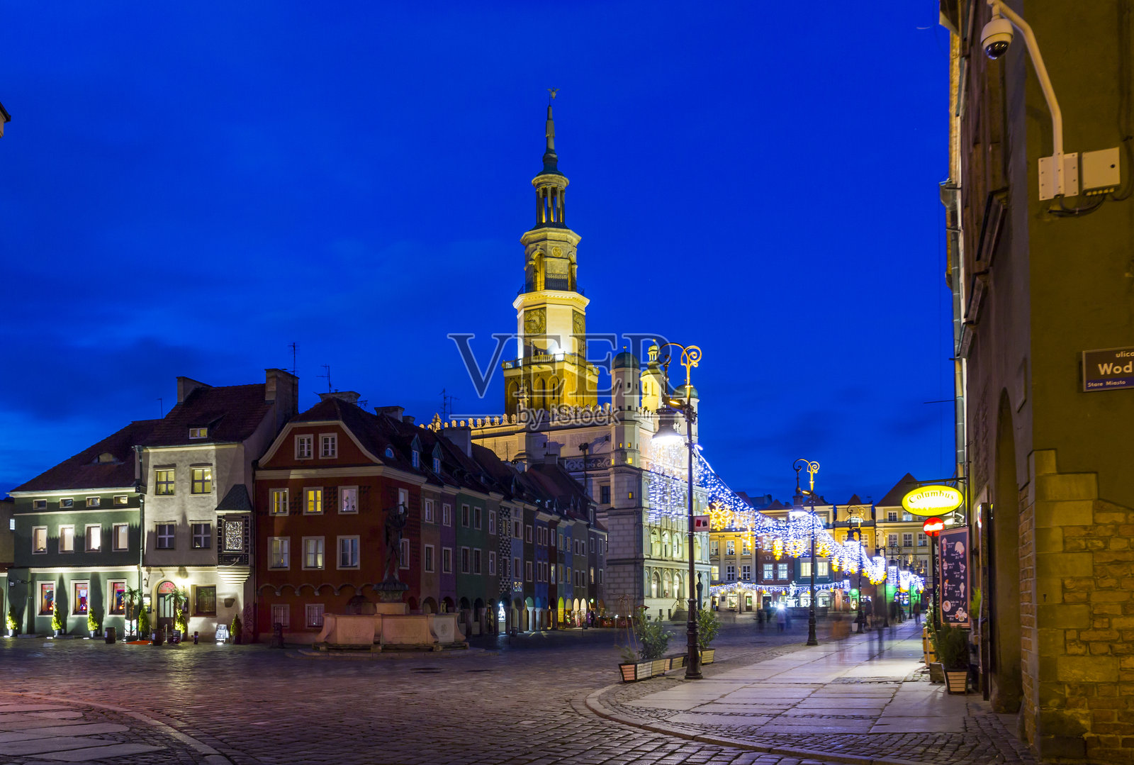 波兰波兹南美丽的历史市政厅夜景照片照片摄影图片