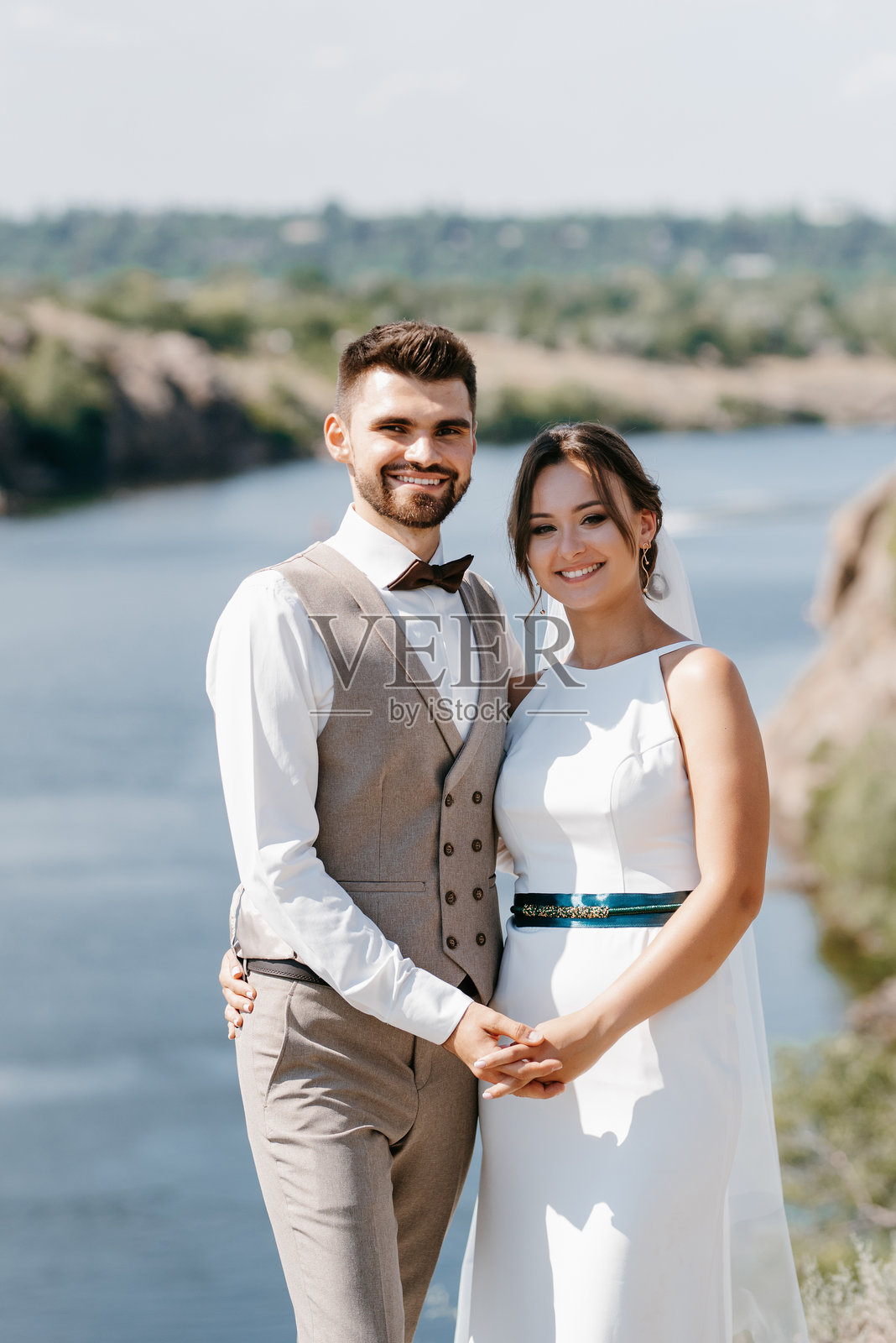 新娘金发女孩与新郎在河边照片摄影图片