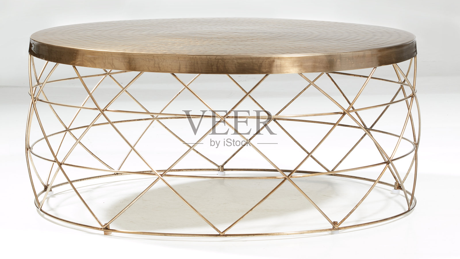 钢框桌子，孤立在自然背景中，带有抠图路径照片摄影图片