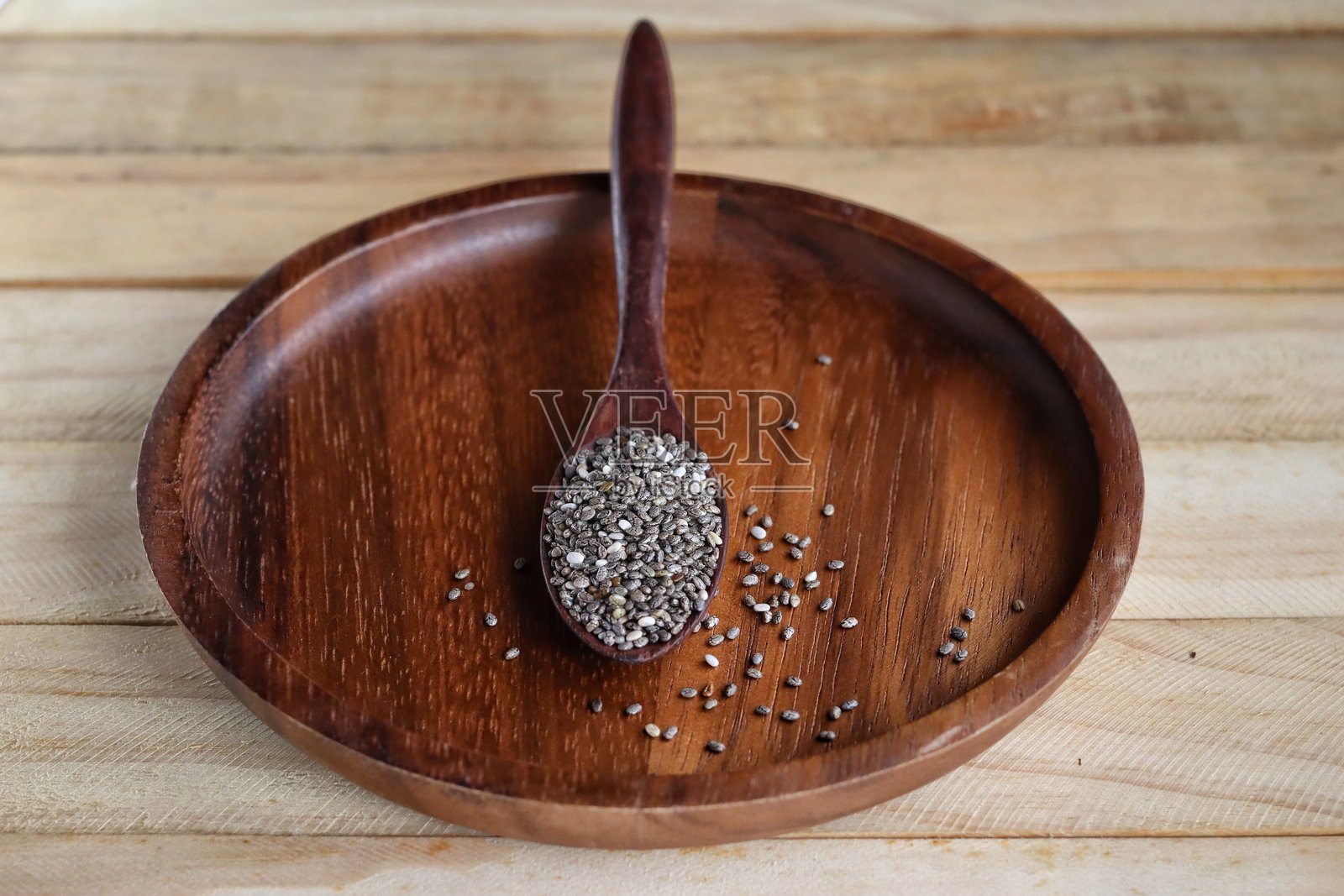 在棕色木背景上的奇亚籽照片摄影图片