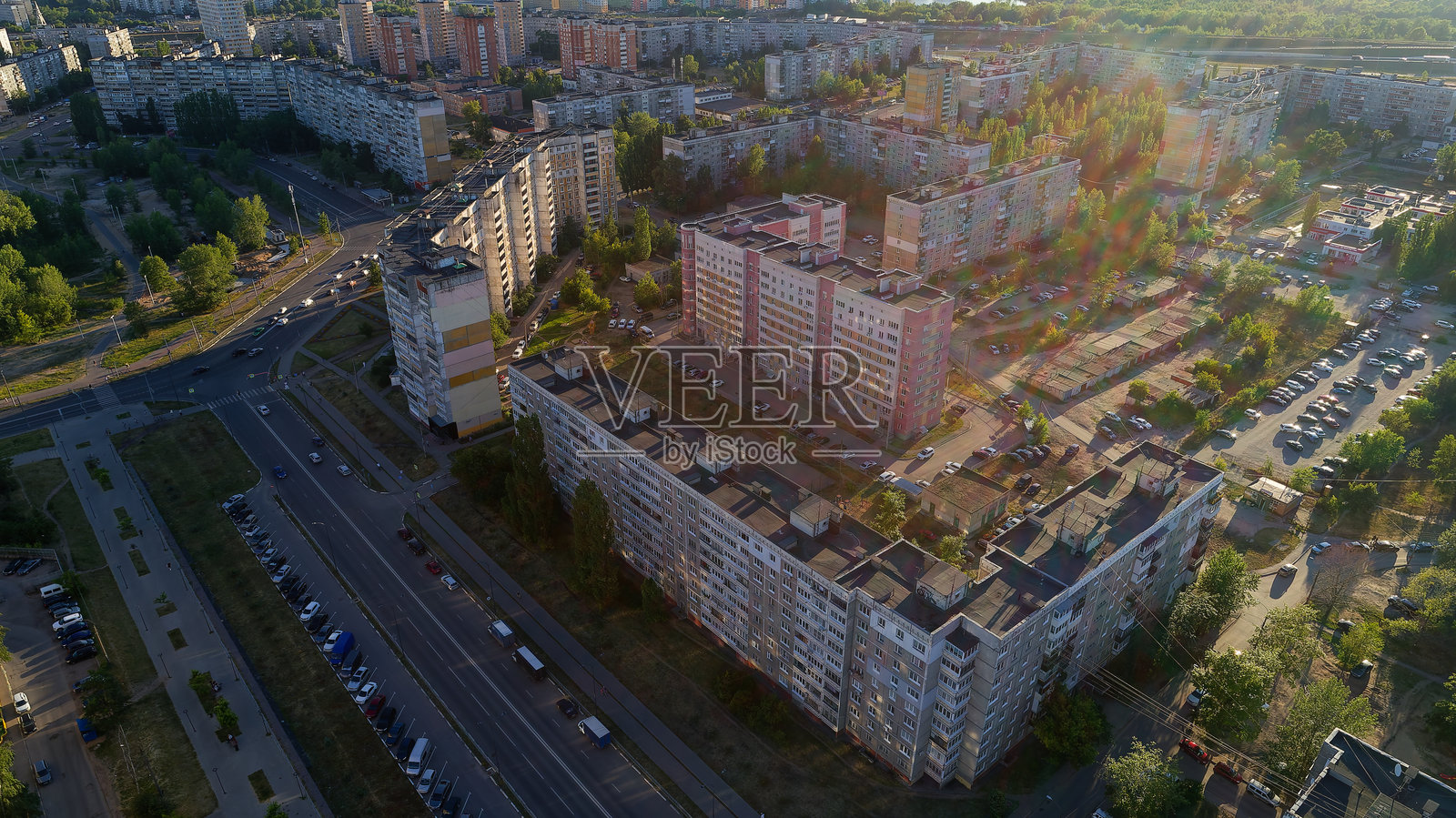 城市景观，建筑物和汽车众多照片摄影图片