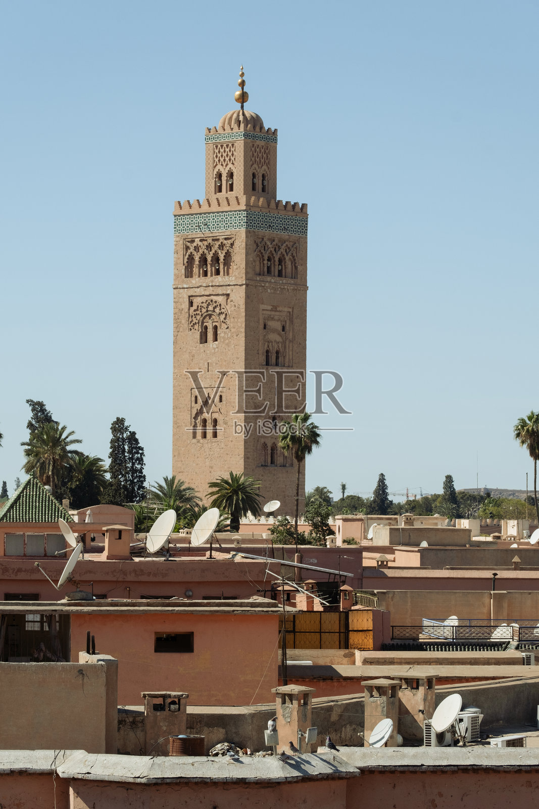摩洛哥马拉喀什市上空的清真寺照片摄影图片