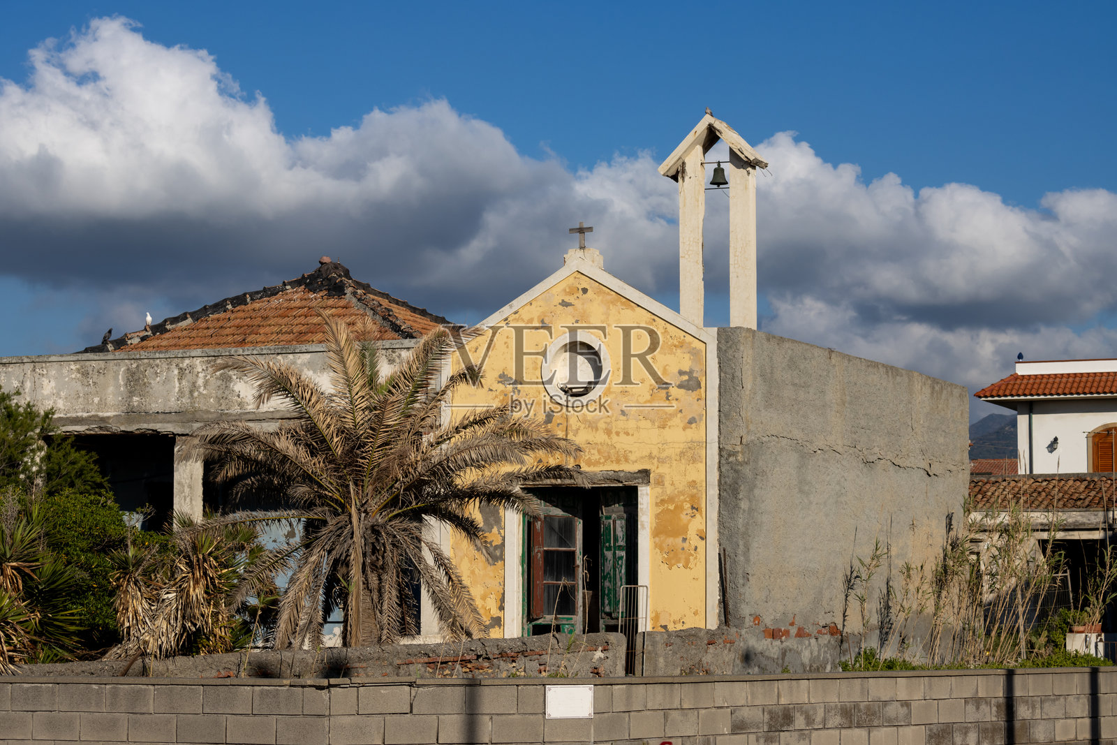 小型废弃教堂，卡尔德拉，西西里，意大利照片摄影图片