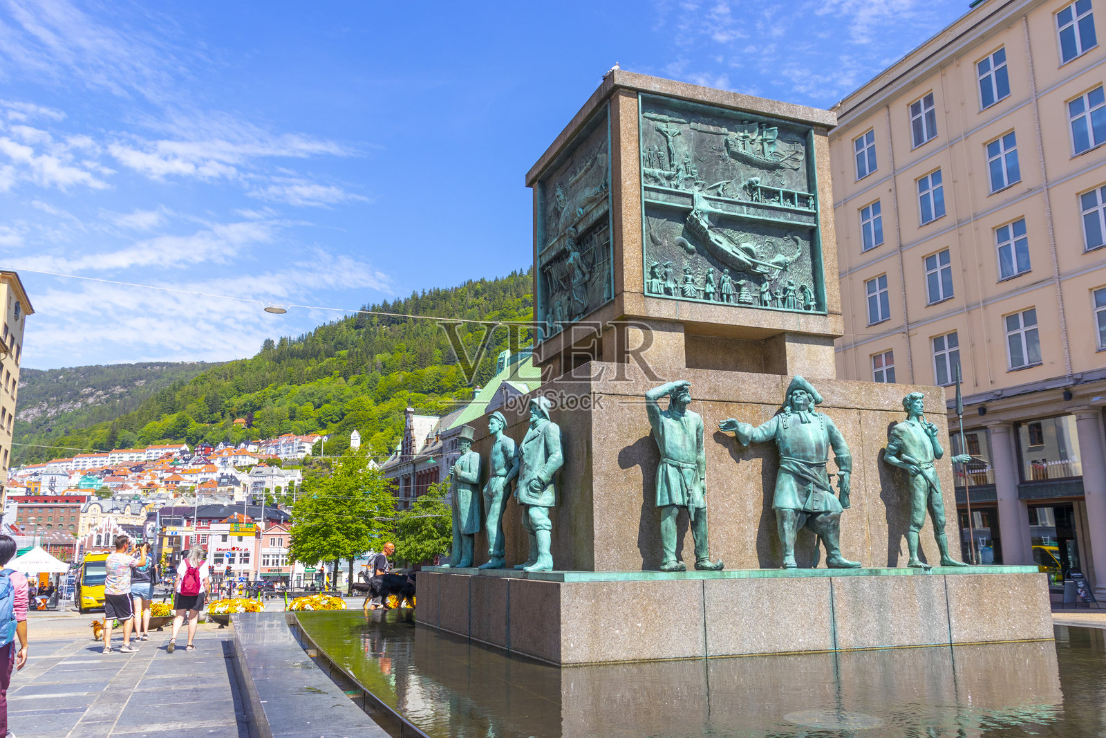 挪威卑尔根托尔加尔门宁街上的水手纪念碑。照片摄影图片