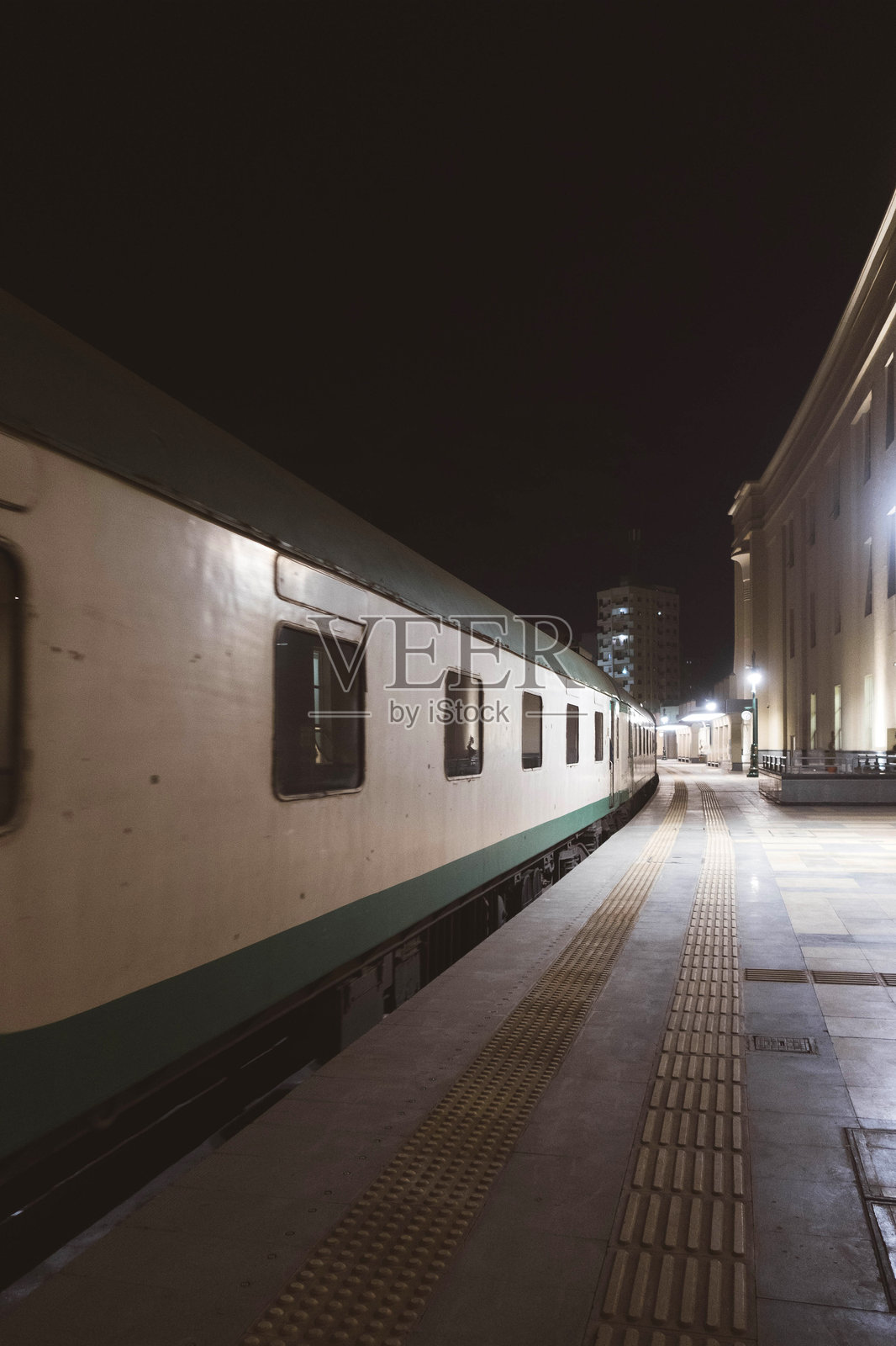 开罗，埃及的夜晚火车站照片摄影图片