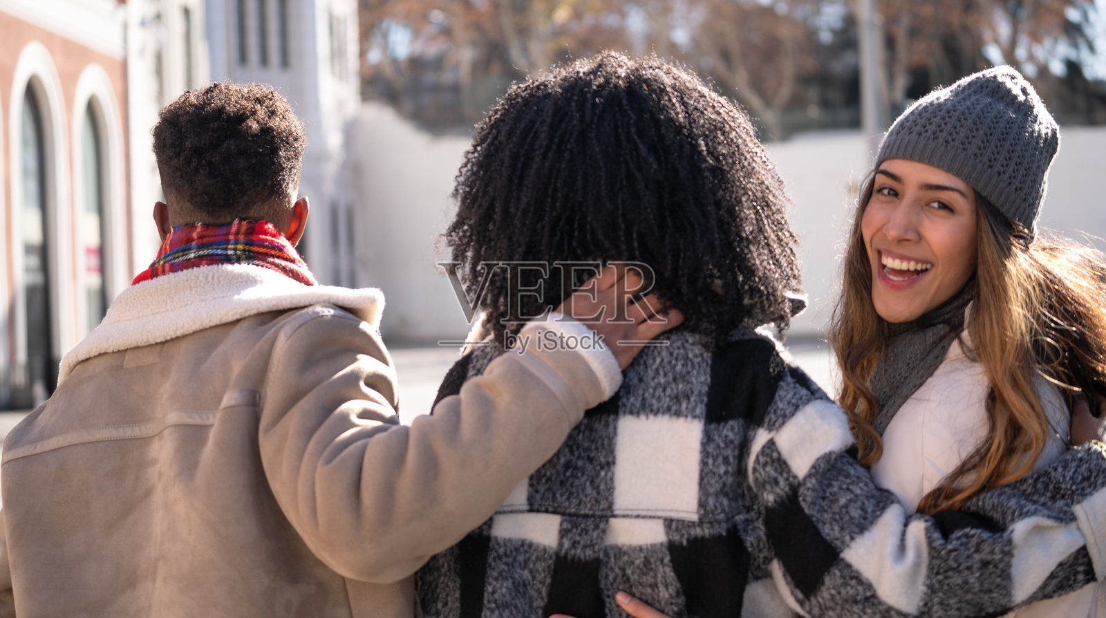 一群年轻的多民族朋友在冬季的城市里一起走路并享受乐趣照片摄影图片
