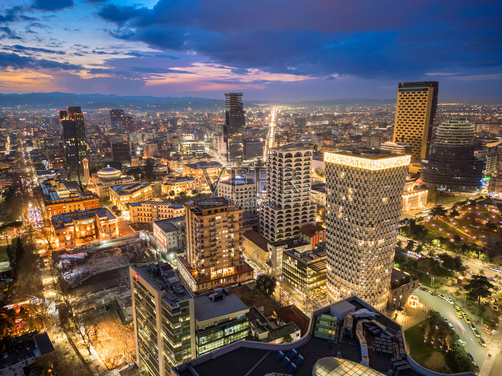 夜间的阿尔巴尼亚首都地拉那航拍图照片摄影图片