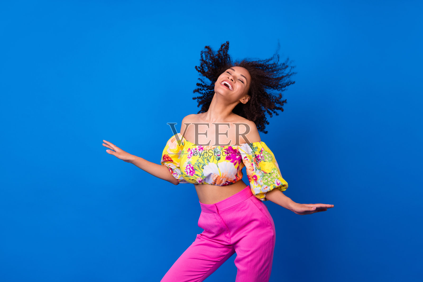 快乐的正能量人士在蓝色背景下尽情舞蹈，享受夜店的乐趣照片摄影图片