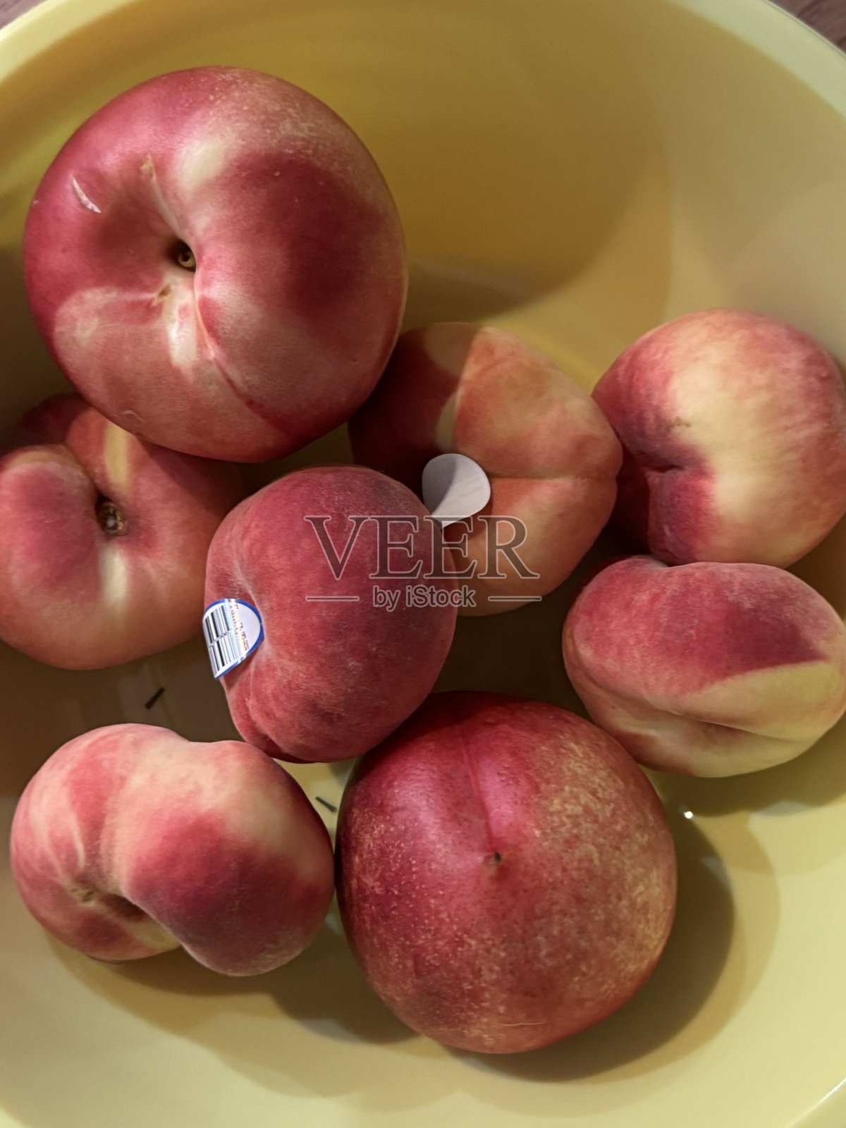 白色背景上的桃子，带有抠图的鲜桃。照片摄影图片