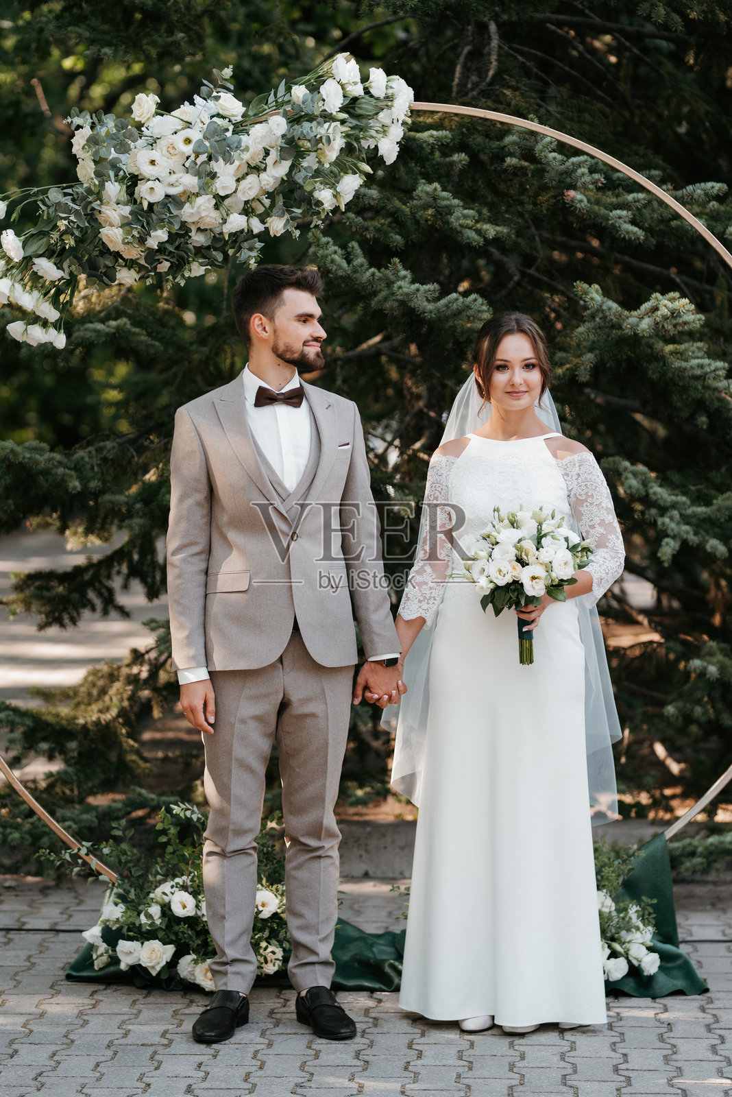 新婚夫妇在空地上的婚礼仪式照片摄影图片