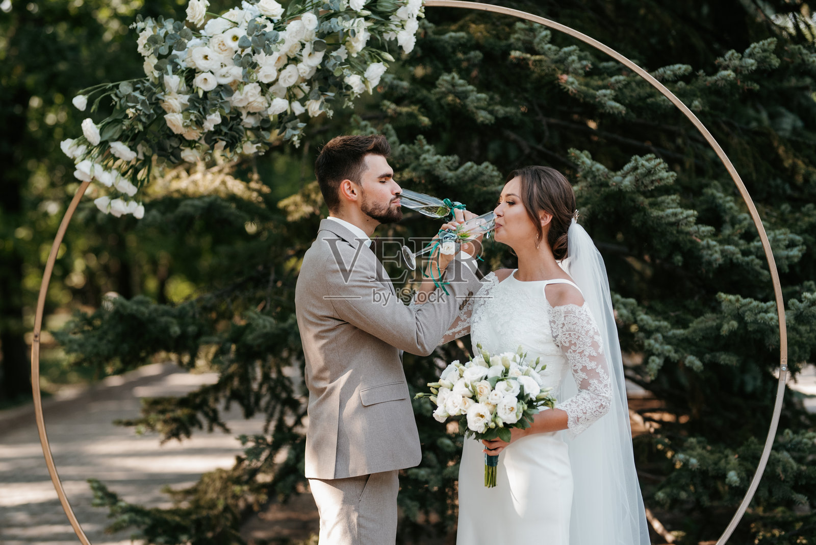 新婚夫妇在空地上的婚礼仪式照片摄影图片