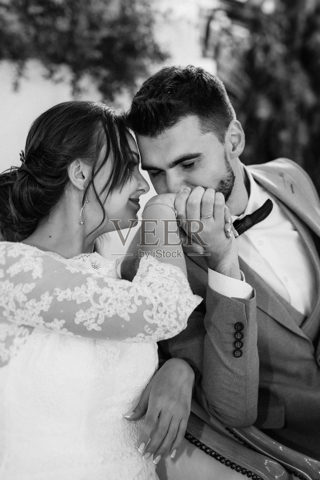 新婚夫妇在主席台上的肖像照片摄影图片