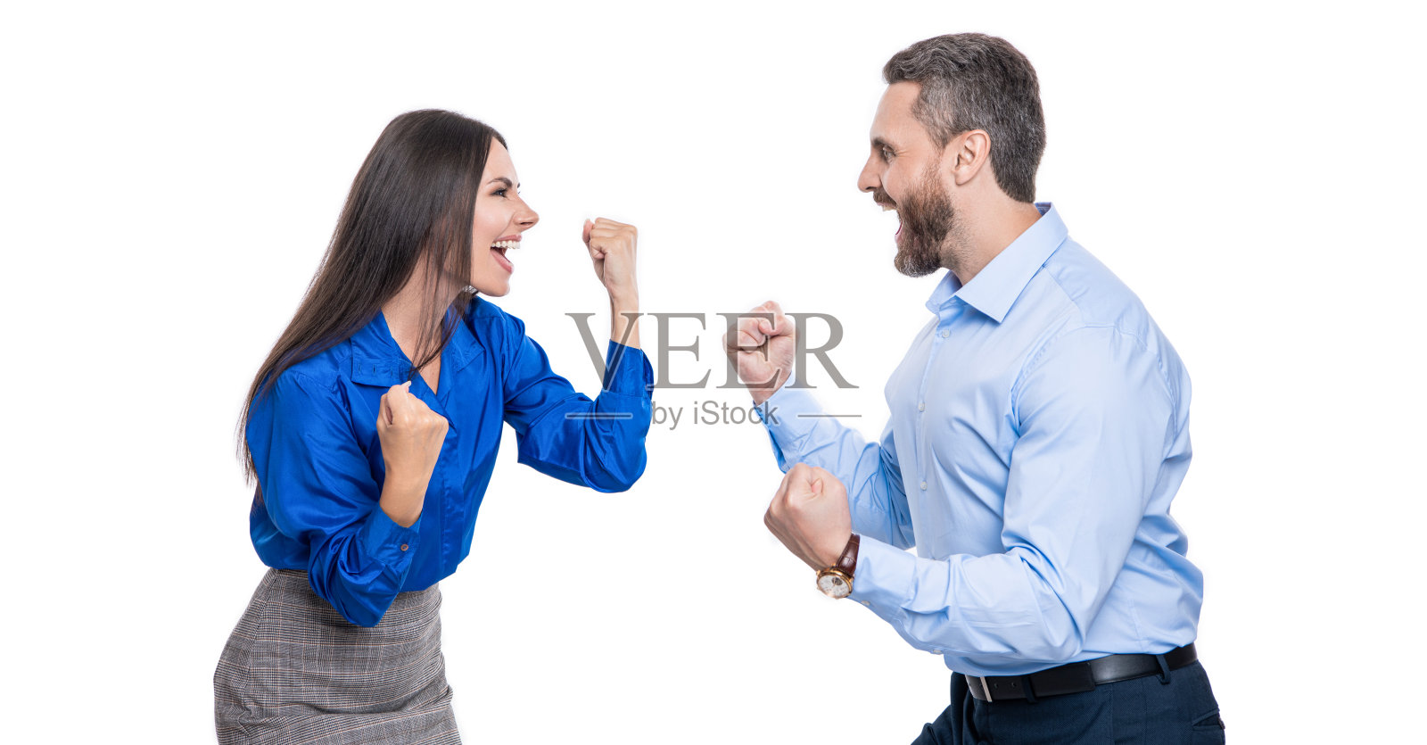 成功的商界人士在白色背景下庆祝交易。商界人士们在享受乐趣。全球成功。商业成功的庆祝和欢乐。成功交易后的企业聚会。照片摄影图片