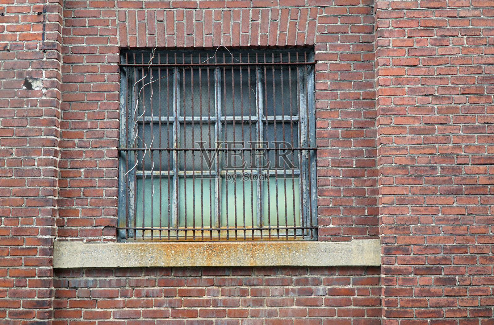 老旧肮脏窗户的外观，位于粗糙的砖墙上照片摄影图片