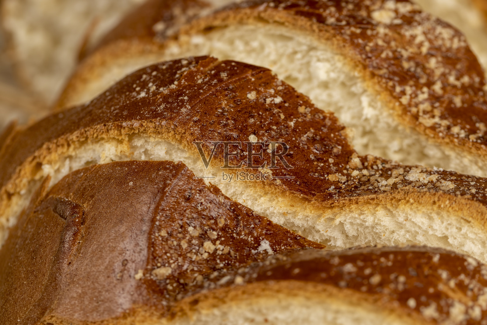 一块柔软的小麦面粉面包放在桌子上照片摄影图片