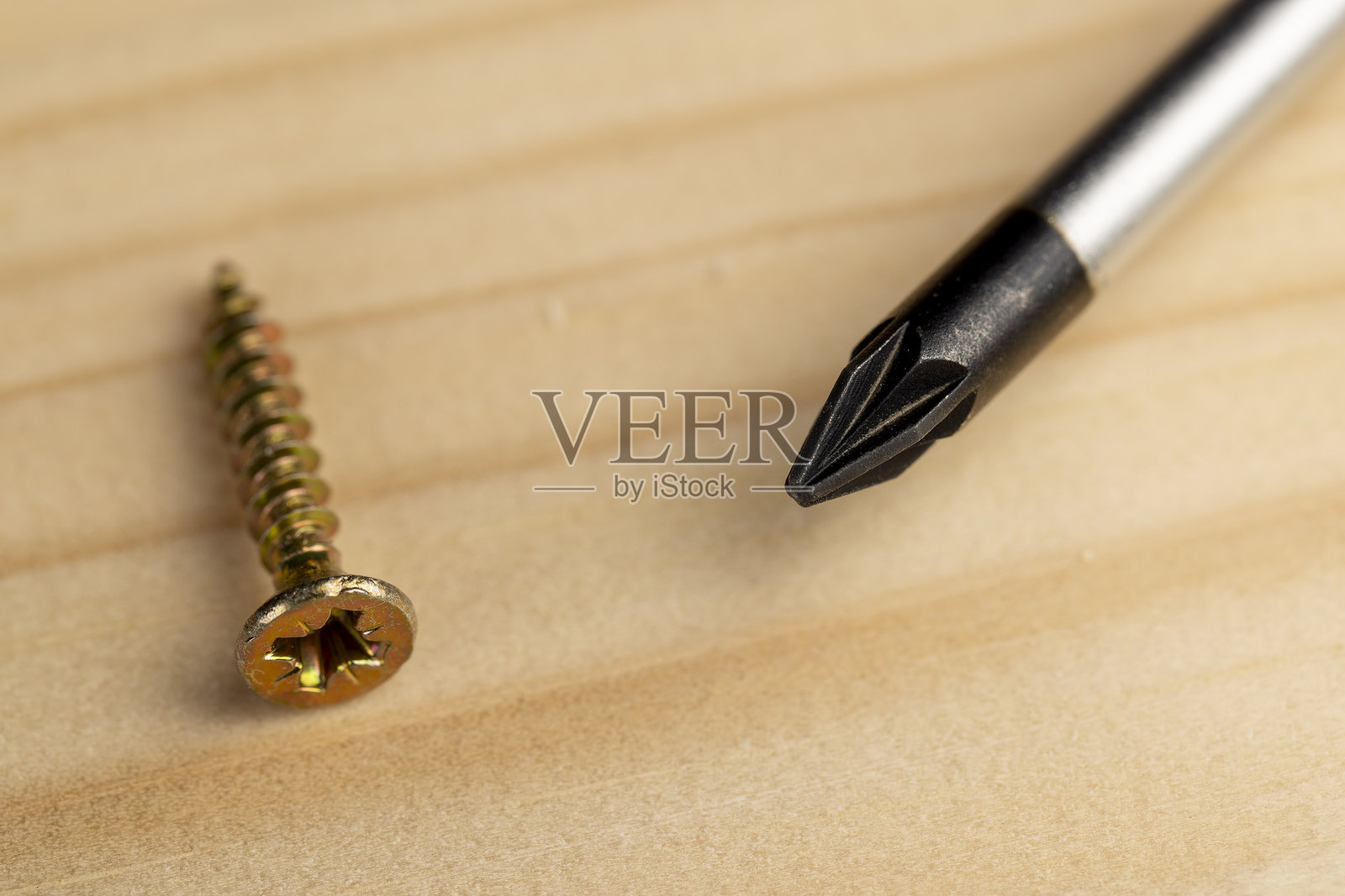 用于建筑的黄色金属自攻螺钉用于固定。照片摄影图片