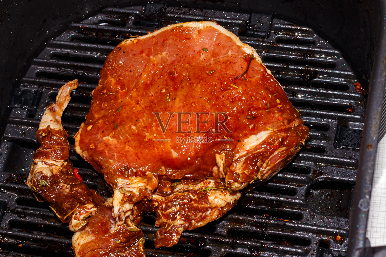 空气炸锅中烹饪的猪排照片摄影图片