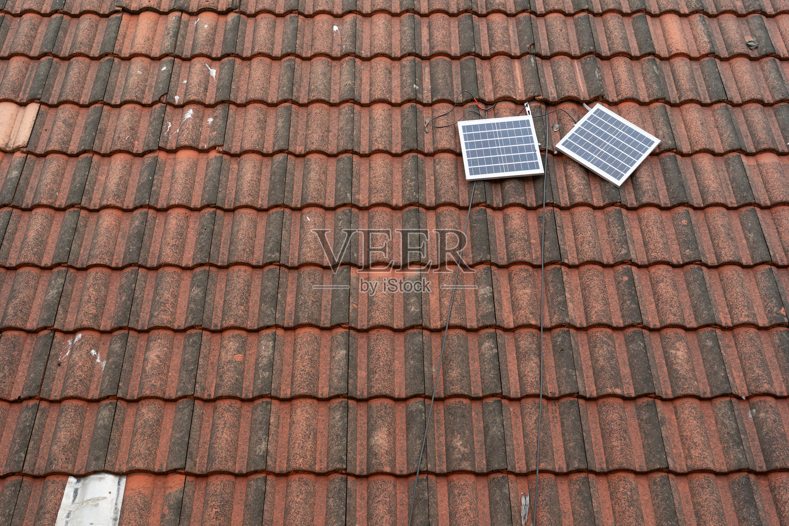 两个小型太阳能电池板安装完毕。留白空间。照片摄影图片