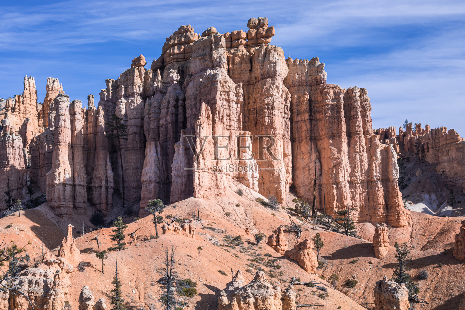 布莱斯峡谷的石柱墙照片摄影图片