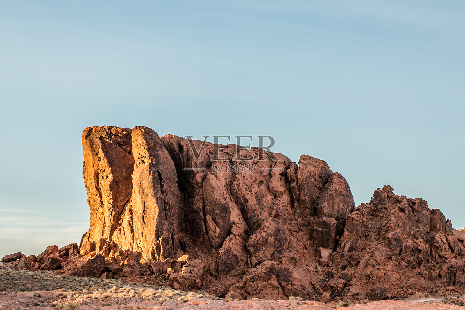 干旱沙漠景观中的日落岩石 formations照片摄影图片