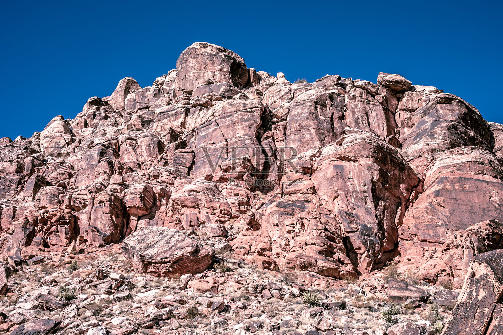 壮丽的红岩悬崖与蓝天相映成趣照片摄影图片