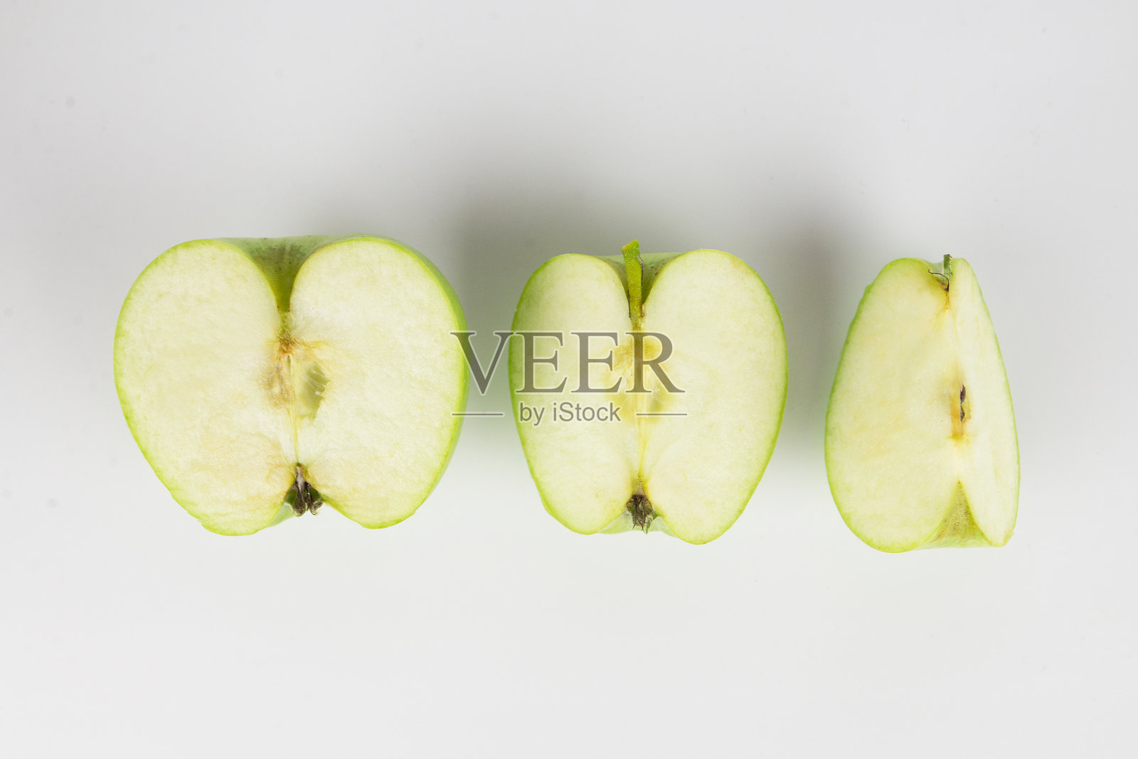 绿色苹果，切半和切片，孤立在白色背景上，新鲜的绿色苹果照片摄影图片