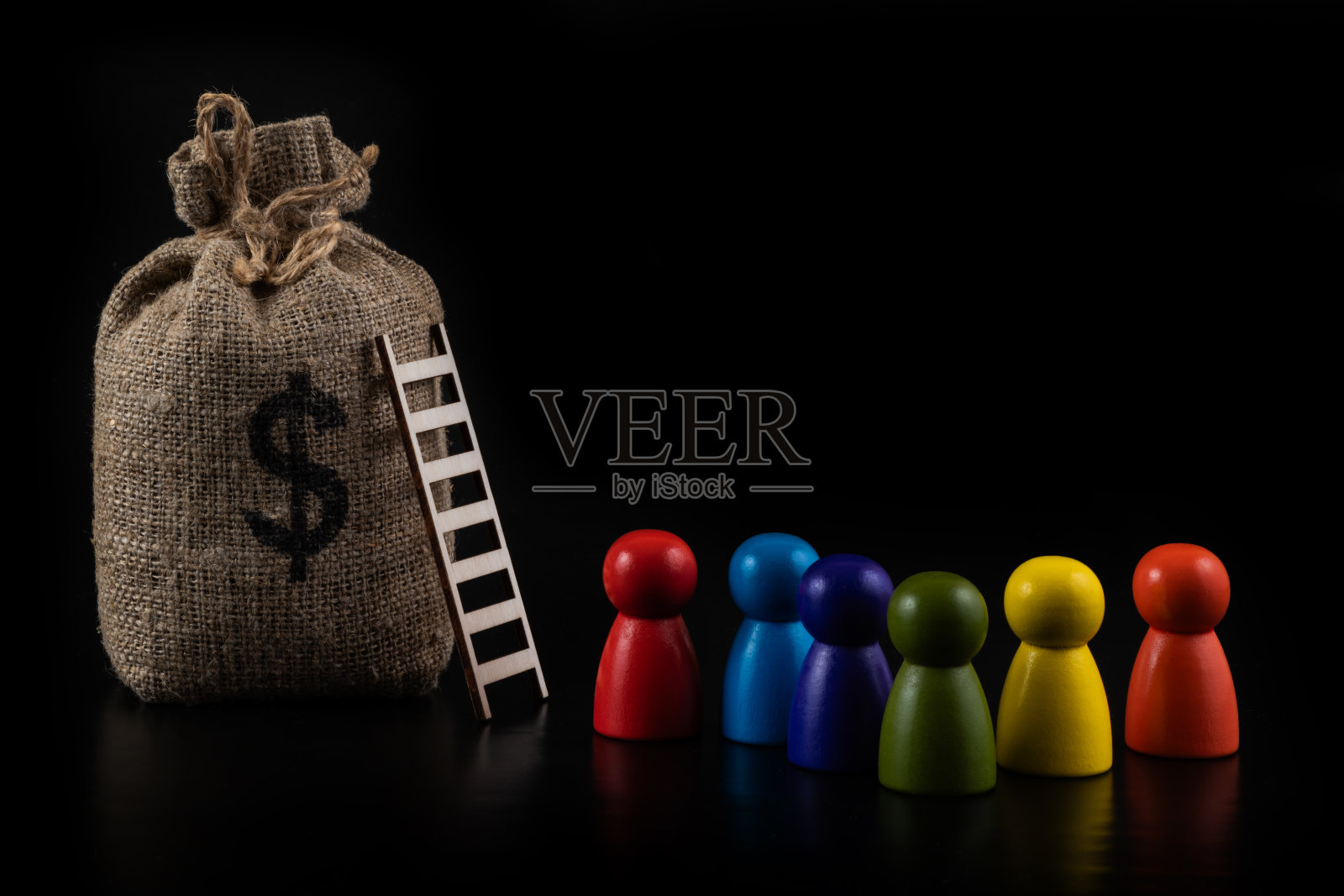 带有美元符号的钱袋、梯子和象征性人物的图形，背景为黑色照片摄影图片