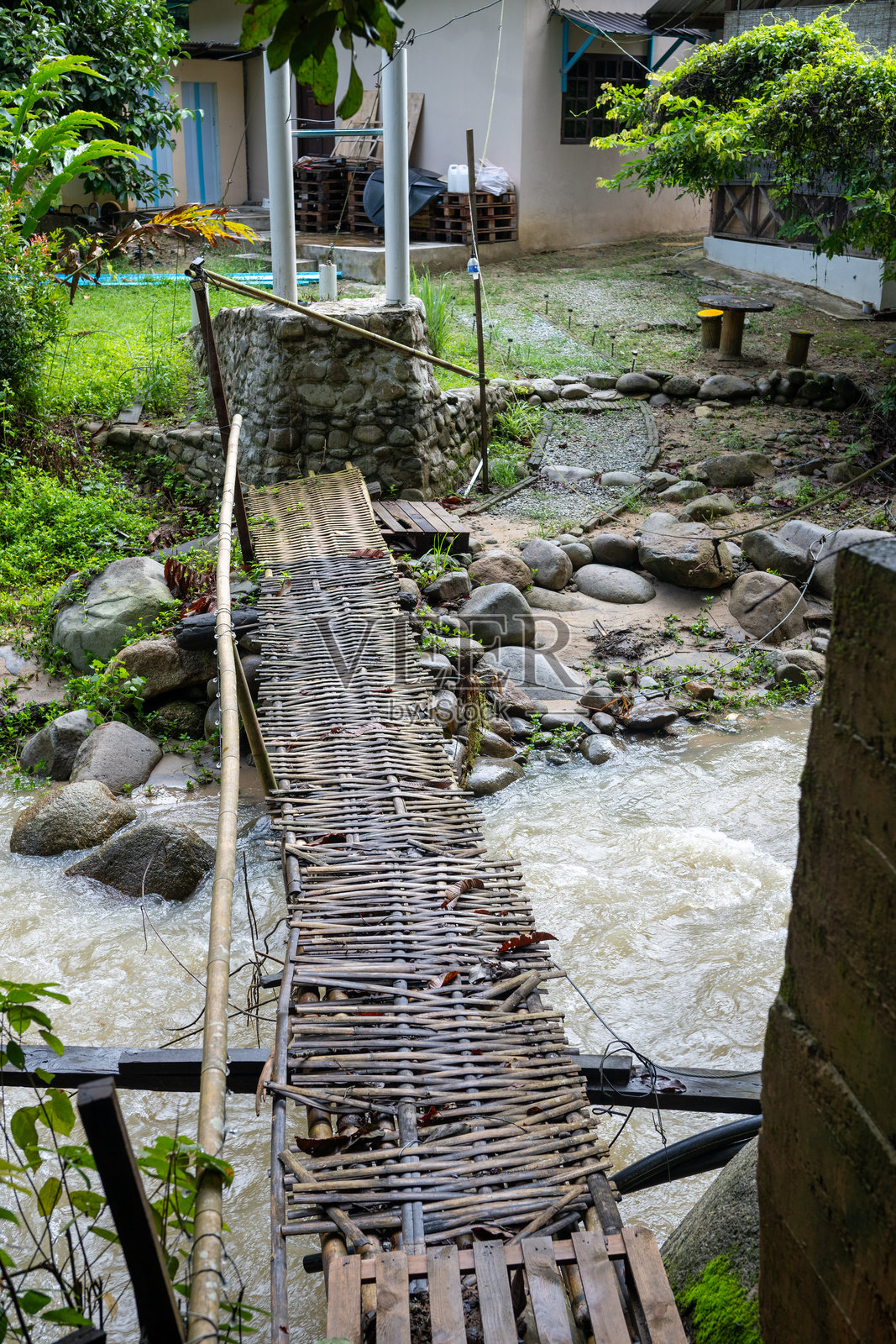 这座木桥看起来脆弱而古老，营造出一种复古的氛围。照片摄影图片