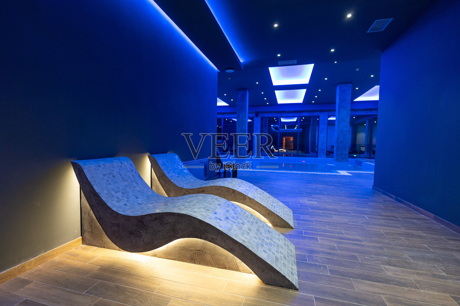 豪华养生室，配有加热躺椅和蓝色灯光的桑拿入口照片摄影图片