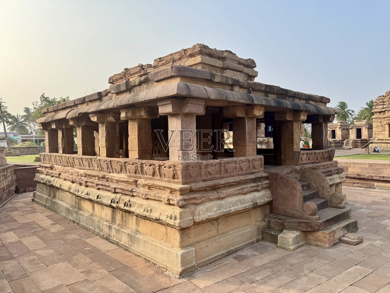 在艾霍尔巴尔戈特的施里杜尔加寺庙群中的历史遗迹和古老废墟上的石雕照片摄影图片