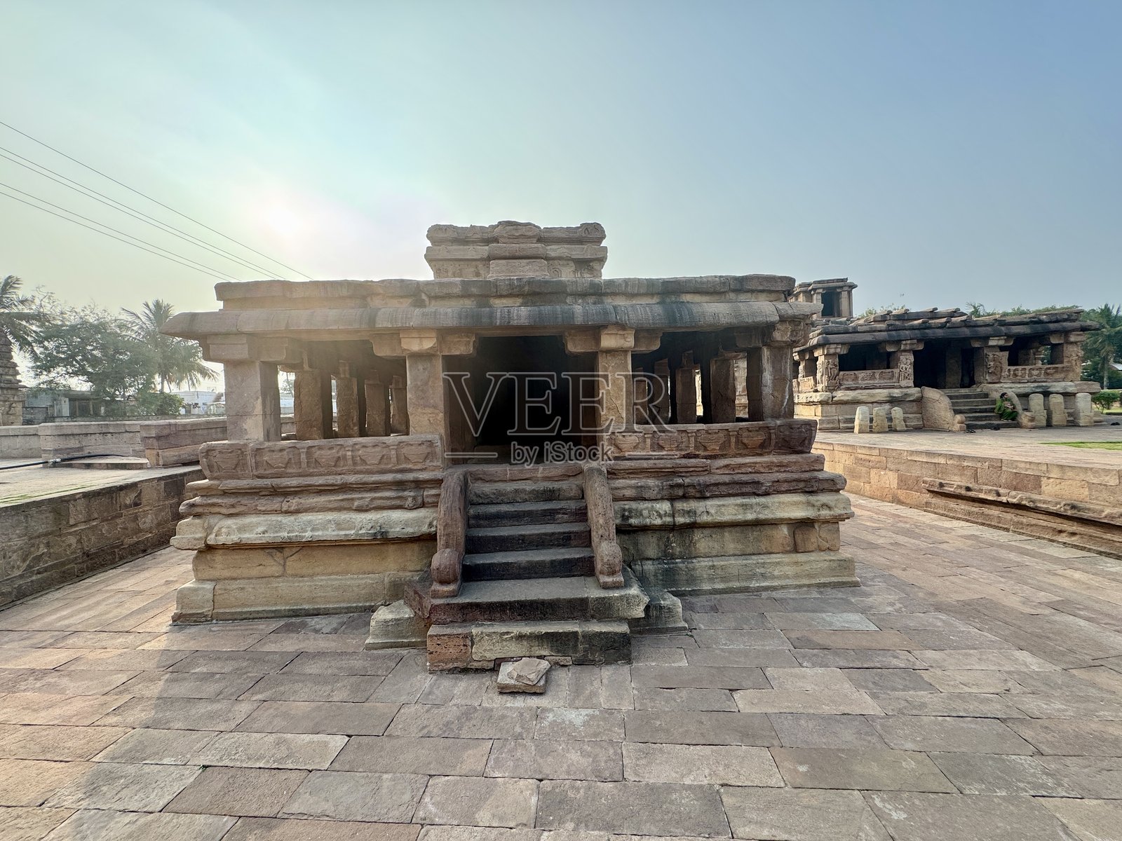 在艾霍尔巴尔戈特的施里杜尔加寺庙群中的历史遗迹和古老废墟上的石雕照片摄影图片