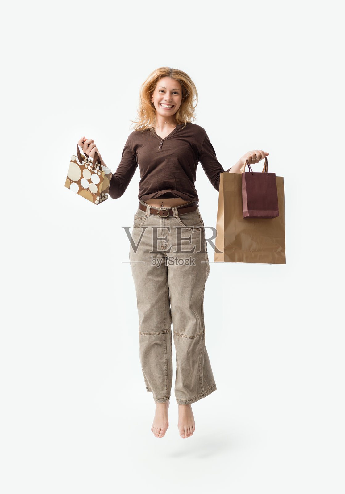 开心的女人手提购物袋，面带微笑照片摄影图片