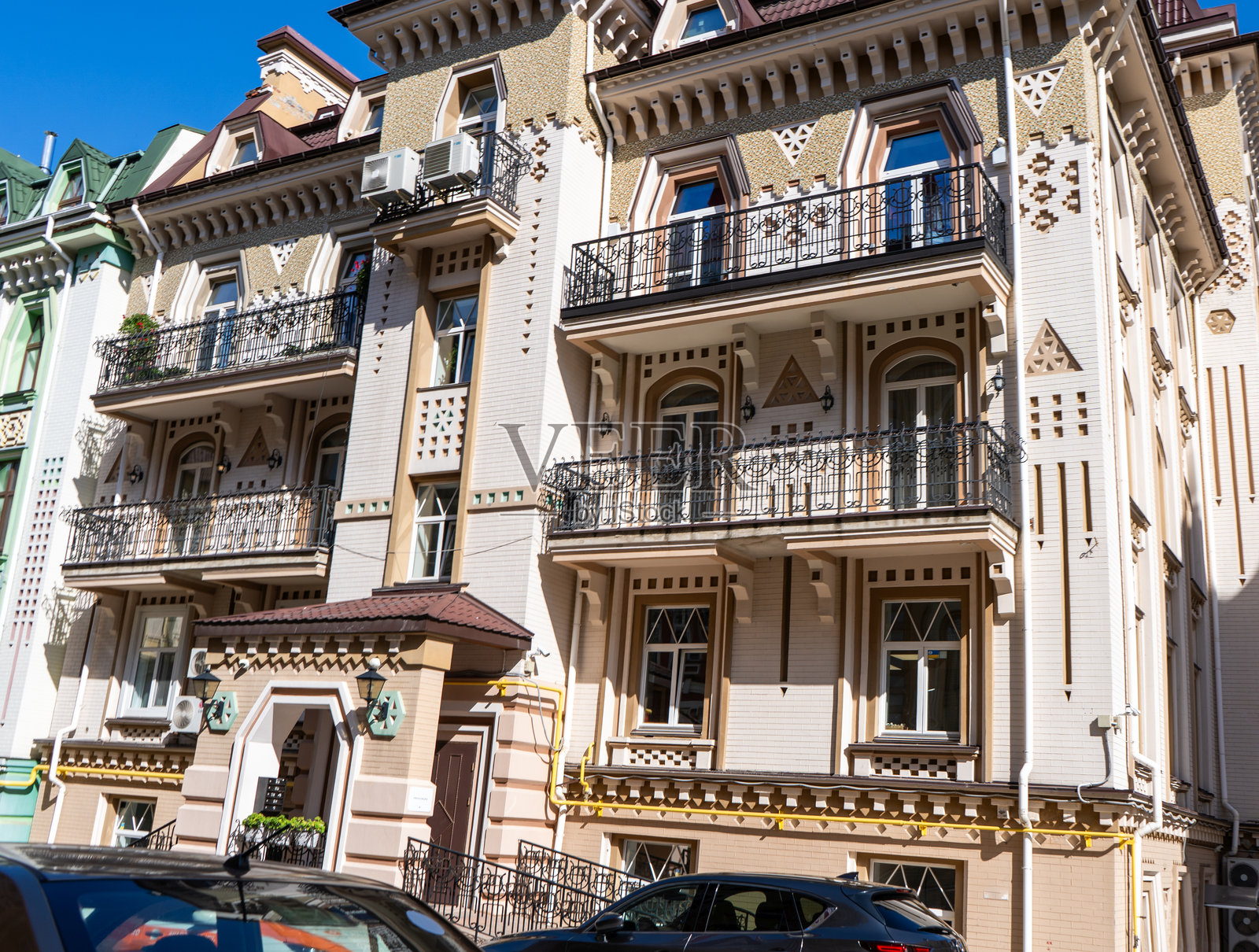 现代住宅建筑的外观。街道照片摄影图片