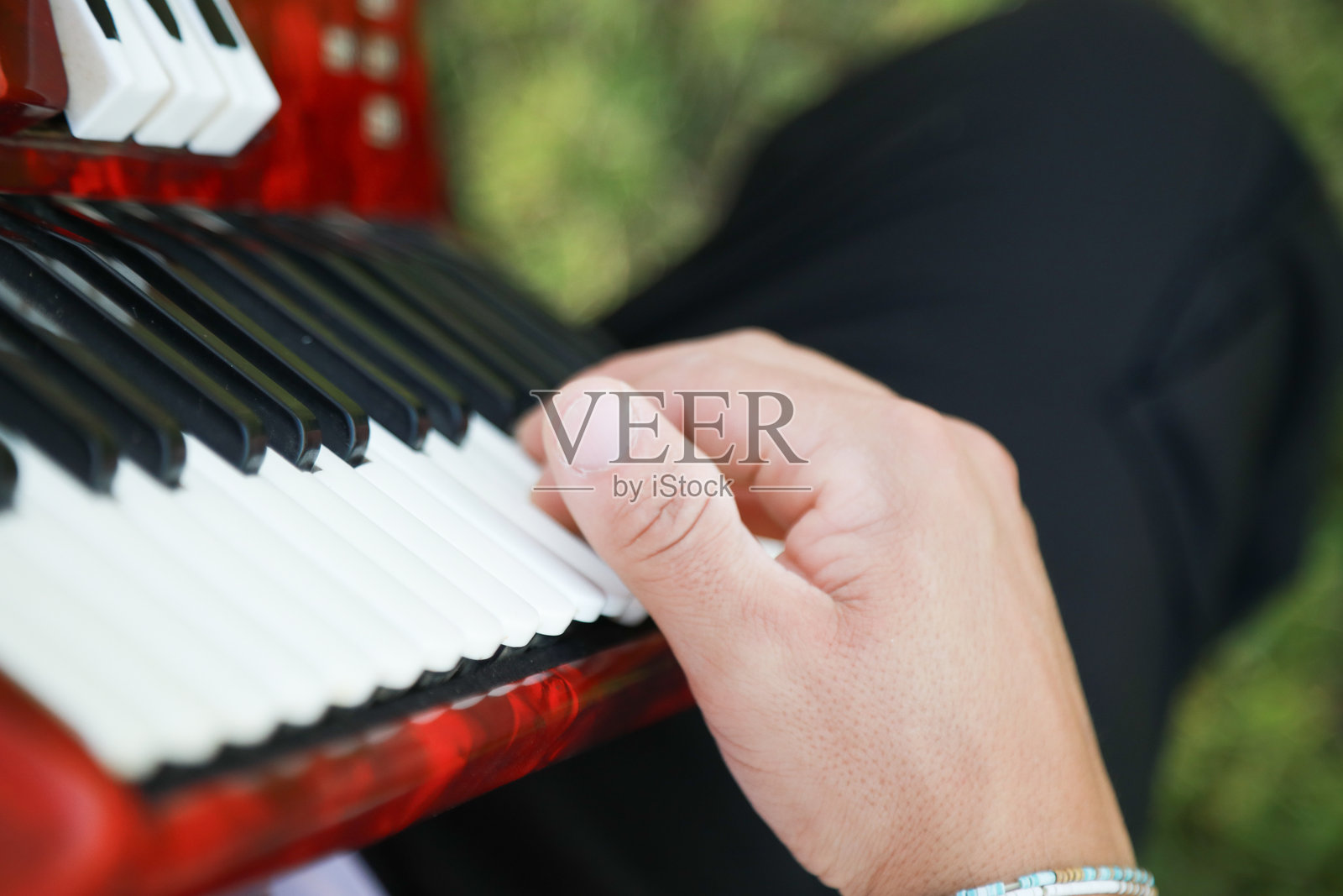 快乐的旋律从手风琴演奏者那里流淌而出照片摄影图片