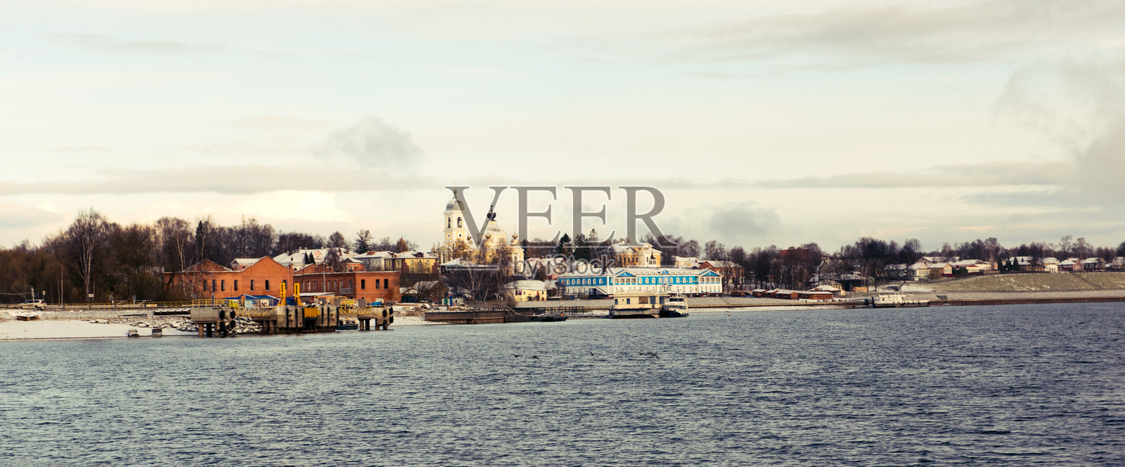 一个名为米什金的小老俄罗斯城镇，坐落在伏尔加河畔。照片摄影图片