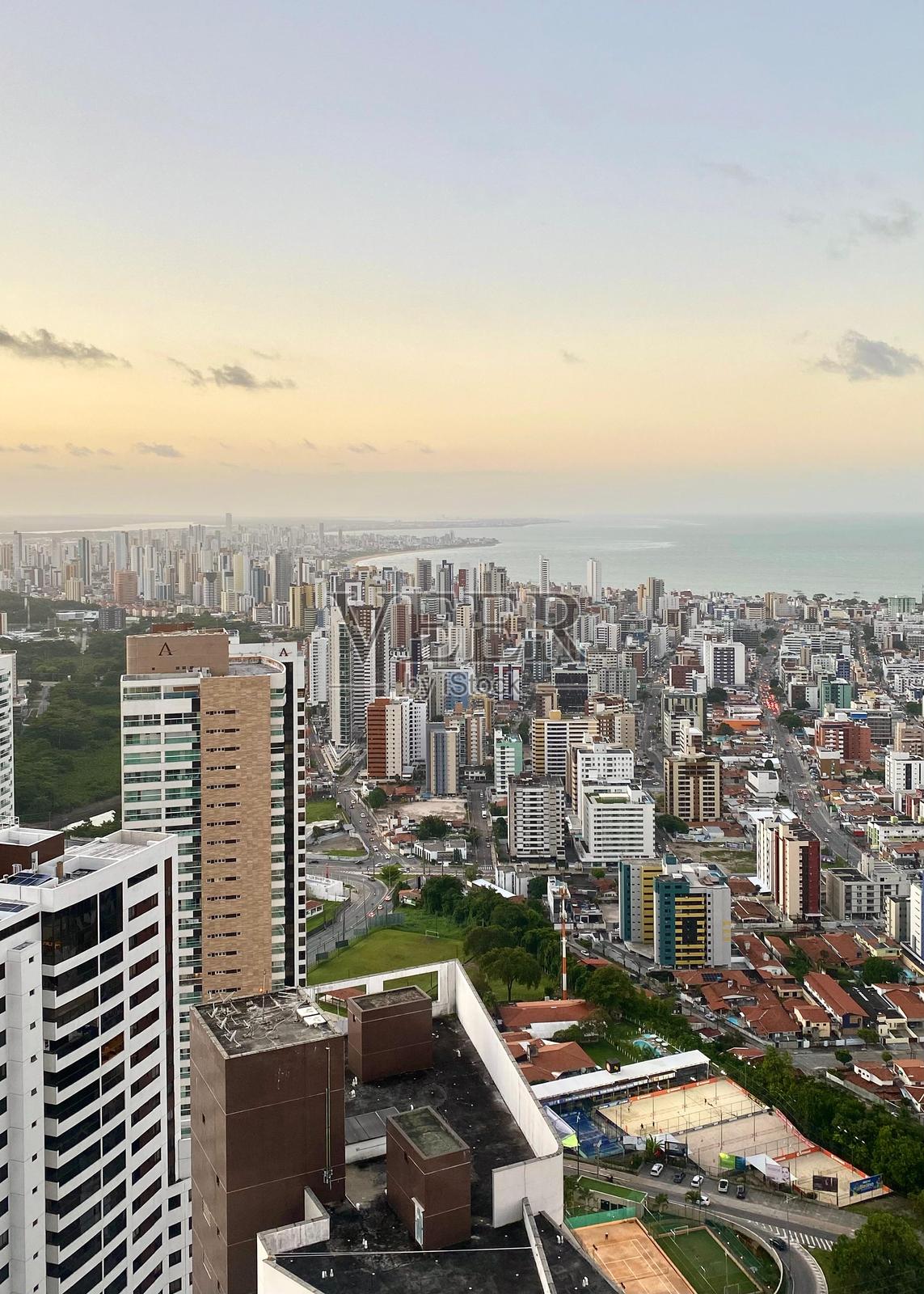 从高处俯瞰的建筑。照片摄影图片