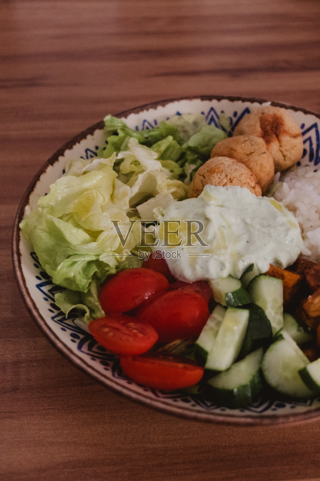 色彩缤纷的新鲜蔬菜沙拉照片摄影图片