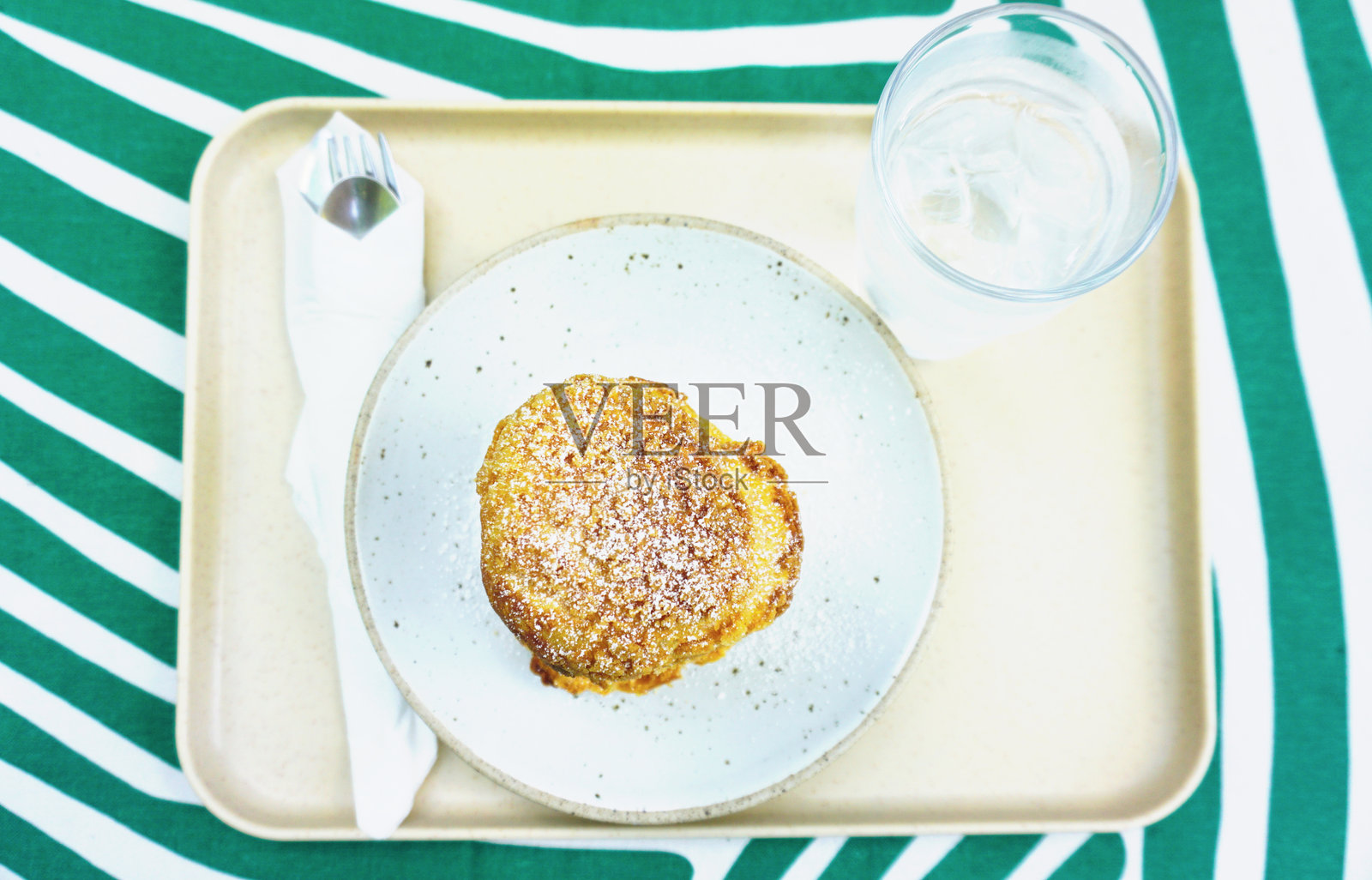 托盘上的冰淇淋泡芙三明治和饮用水，俯视图照片摄影图片