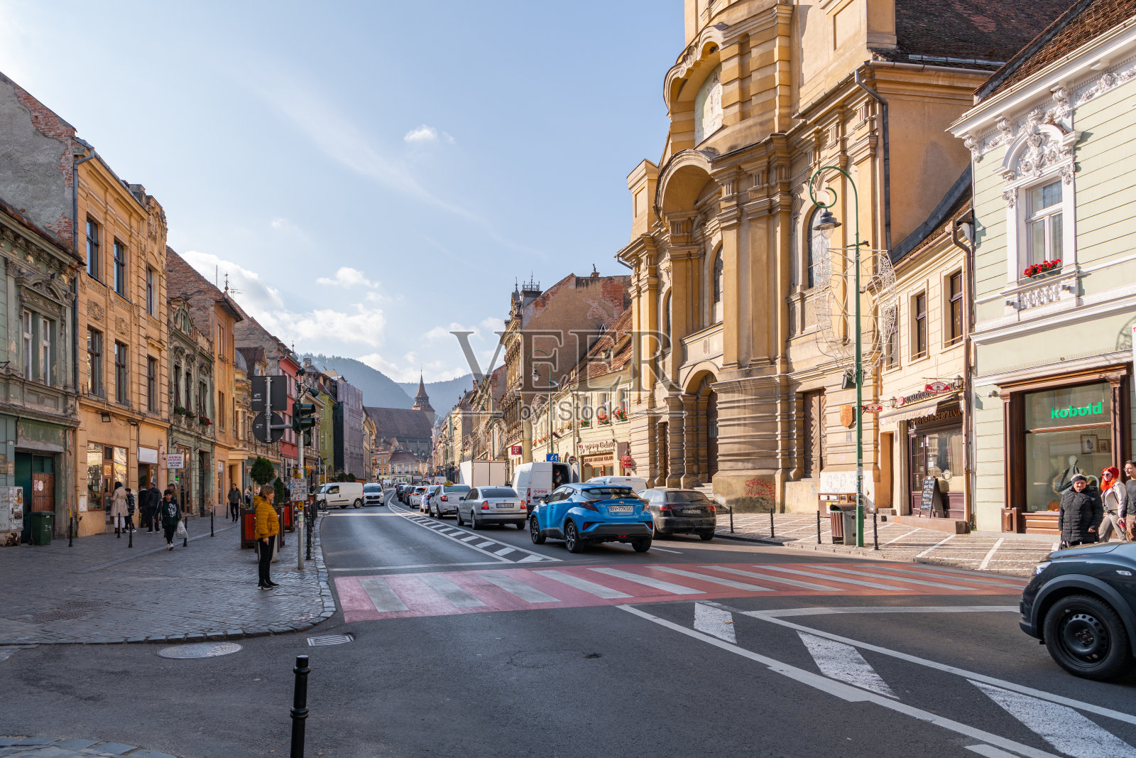 罗马尼亚布拉索夫。布拉索夫市中心的穆雷谢尼路，位于特兰西瓦尼亚。交通繁忙，行人正在街上走动。照片摄影图片