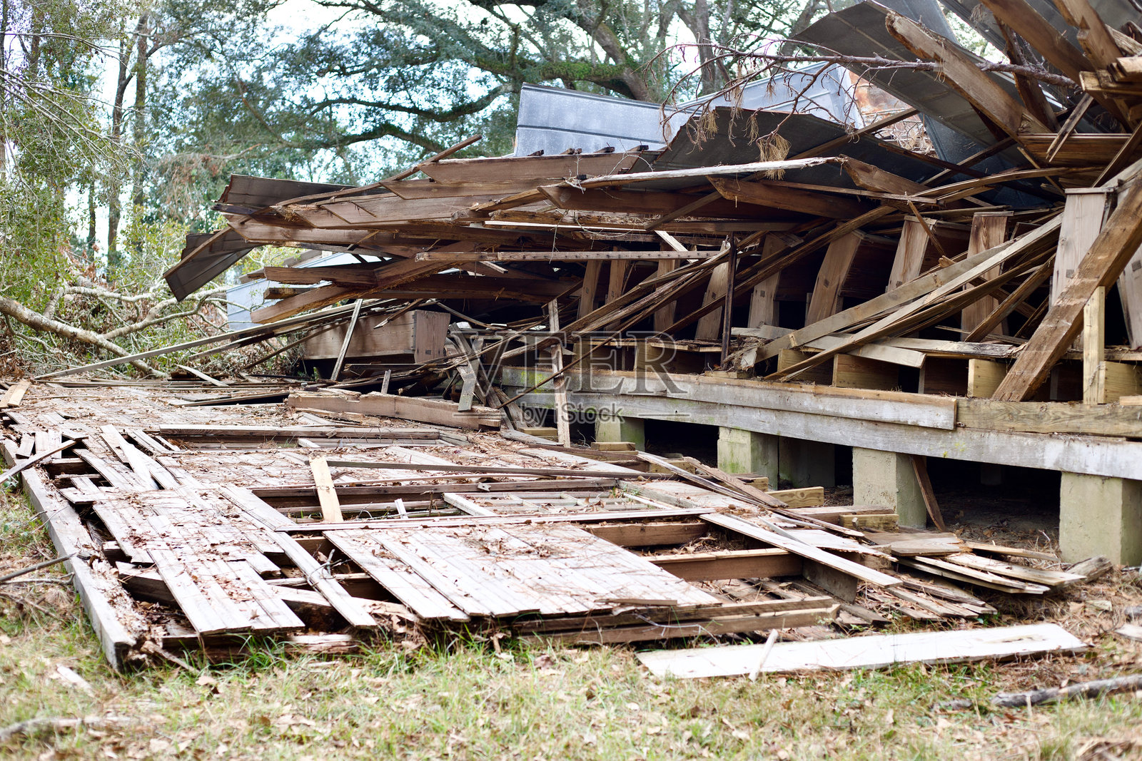 乡村教堂的衰落照片摄影图片
