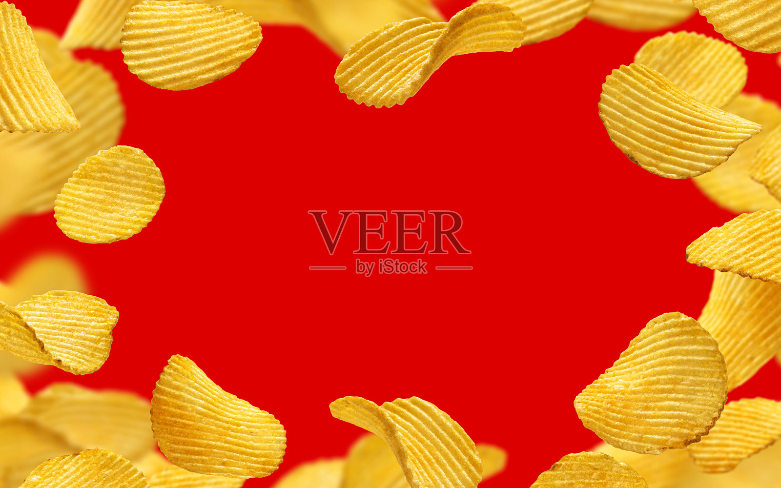 有凹槽的薯片框架，红色背景照片摄影图片