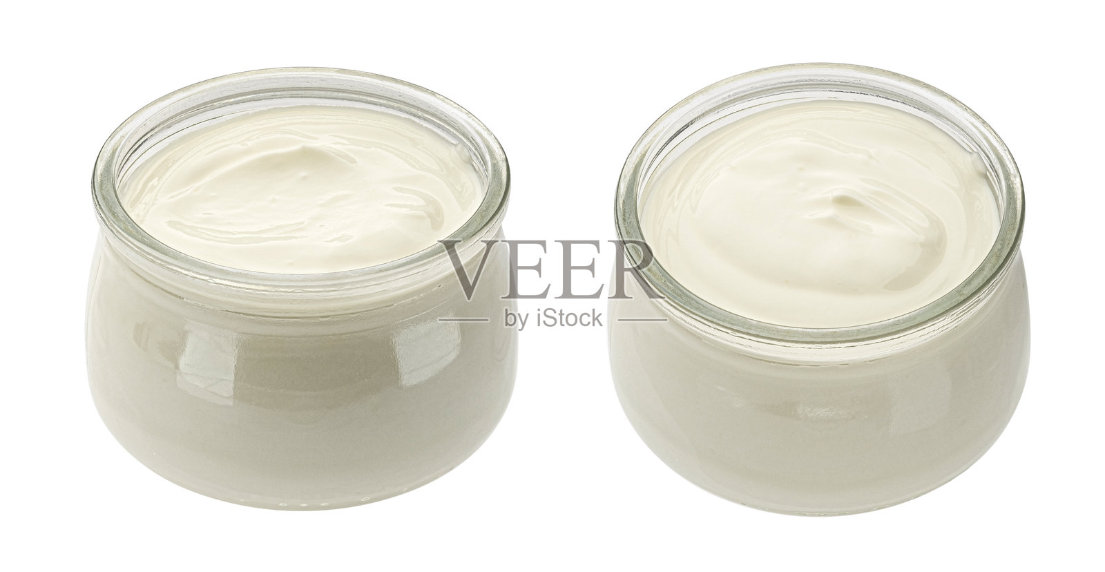 白色背景上隔离的新鲜自制有机酸奶玻璃罐照片摄影图片