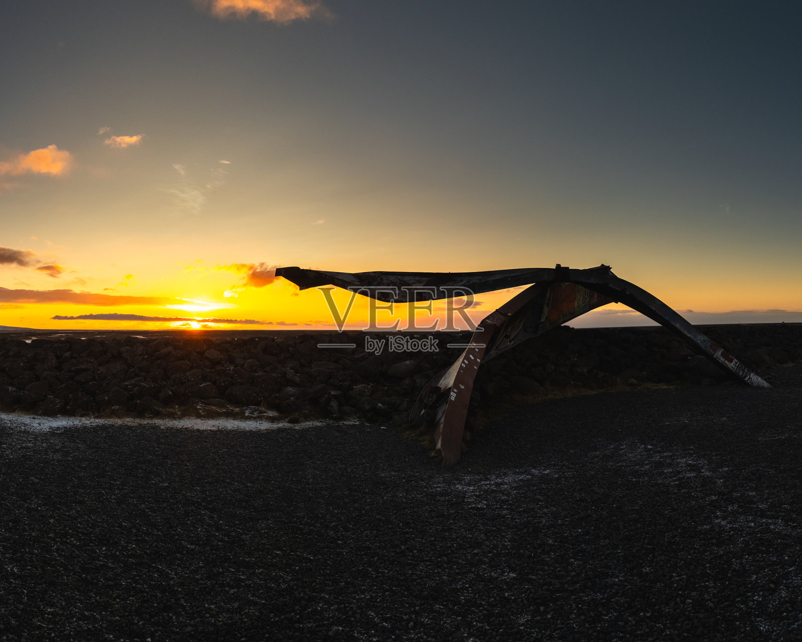 南冰岛的斯凯达拉桥纪念碑在日落时分，纪念一次历史洪水。照片摄影图片