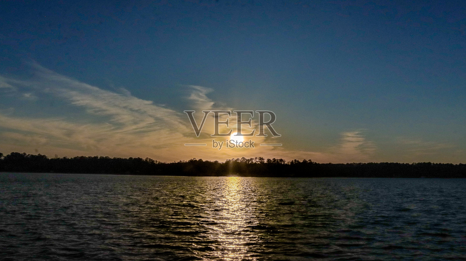 云层中的日落照片摄影图片