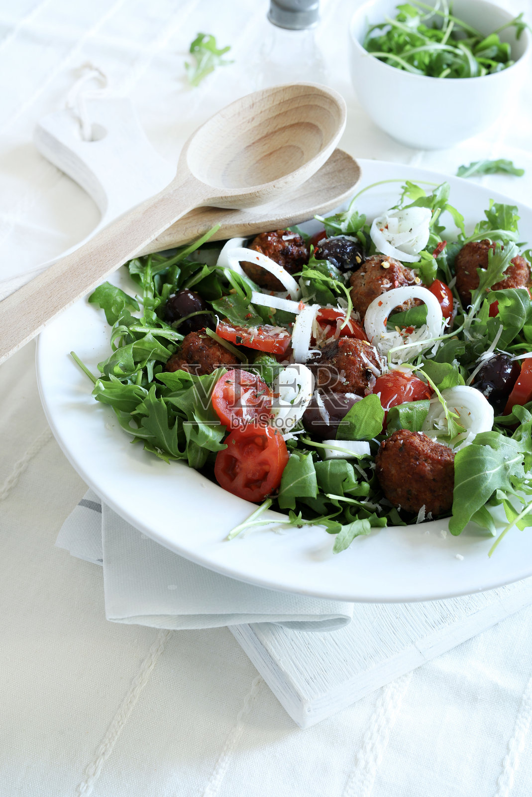 新鲜沙拉配肉丸和蔬菜。照片摄影图片